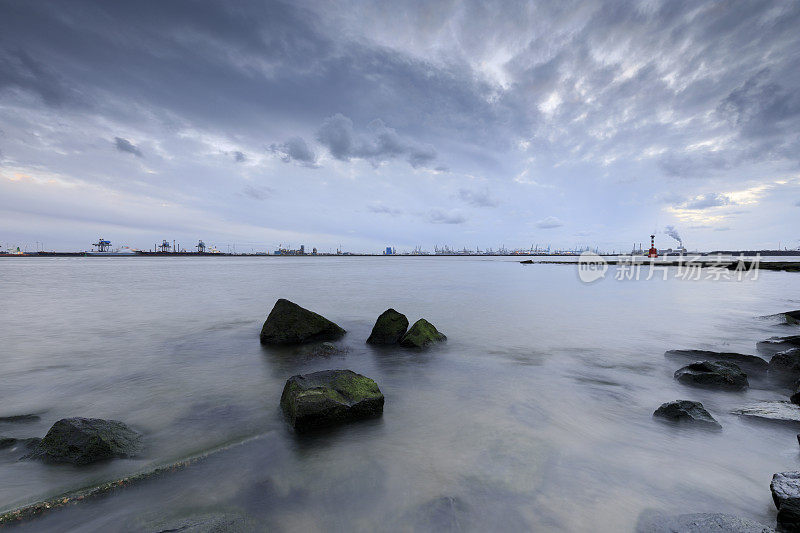 neuwe Waterweg河沿岸多变的海景